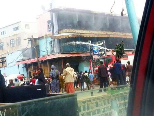 حريق هائل يلتهم مطعم نجوم الشام في العاصمة اليمنية صنعاء
