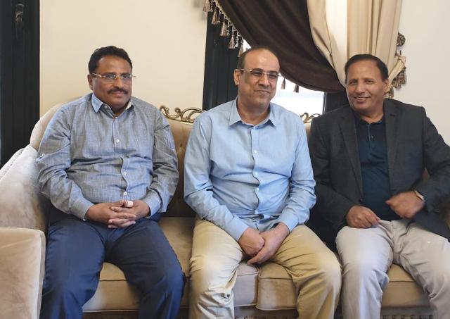 مسؤولون بارزون في حكومة هادي يصلون مسقط وتوقعات بلقاء وفد الحوثيين