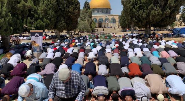عشرات الآلاف يؤدون صلاة الجمعة في الأقصى رغم إجراءات الاحتلال المشددة