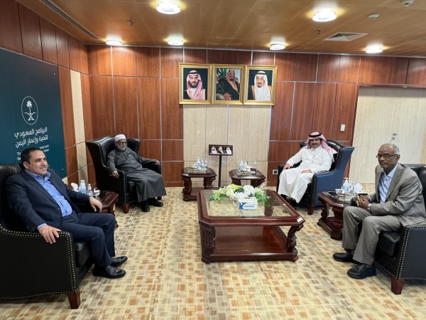 السفير السعودي يستدعي قيادات في حزب الإصلاح لمناقشة الوضع العسكري