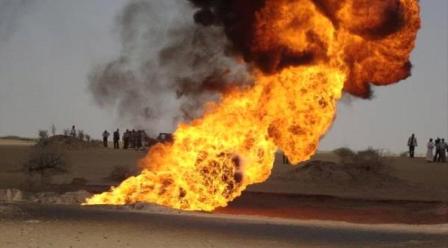 مأرب .. مسلحون قبليون يفجرون عدد من آبار النفط في صافر 