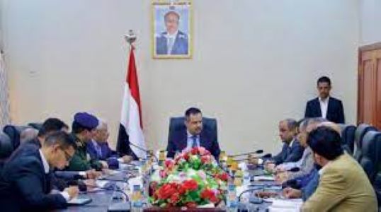 السعودية تبدأ إجراءات ترحيل حكومة معين عبدالملك من الرياض