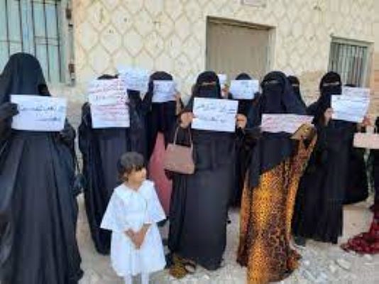 مظاهرة نسائية في محافظة المهرة تنديداً بانهيار العملة وغلاء الأسعار