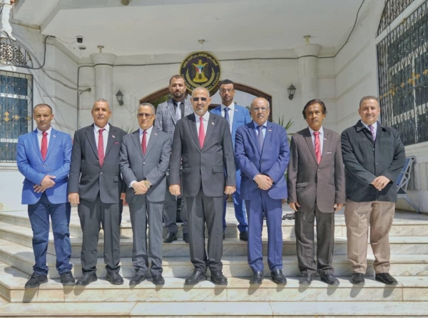 رئيس الانتقالي يغادر عدن متجهاً إلى الرياض استجابة لاستدعاء سعودي