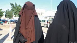 بعد الاعتداءات الإرهابية. . تونس تحظر النقاب في الأماكن العامة