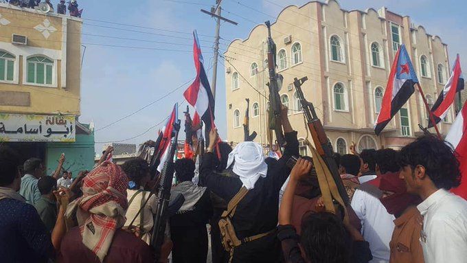 المئات يتظاهرون في محافظة المهرة تأييداً للمجلس الانتقالي والإدارة الذاتية