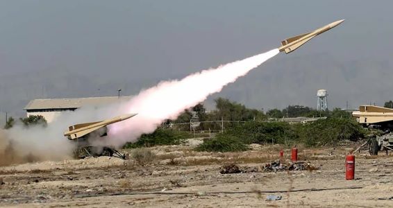 إيران تعترف بنقل التقنية الدفاعية للحوثيين وتنفي إرسال صواريخ باليستية