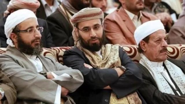 دولة خليجية تدرج 15 يمنياً على لائحة الإرهاب بينهم مستشار الرئيس