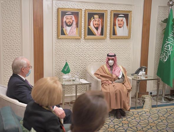 في الرياض.. مباحثات أمريكية سعودية لإيجاد حل سياسي شامل للأزمة اليمنية