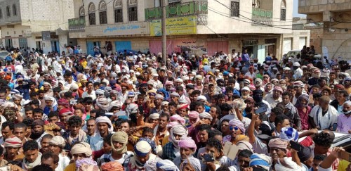 بدون أعلام الجنوب.. أتباع الإمارات يتظاهرون في سقطرى ضد حكومة هادي