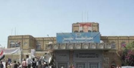 عشرات الجنود يغلقون مبنى محافظة تعز احتجاجاً على تأخير مرتباتهم