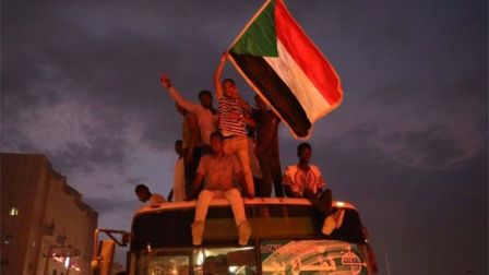 آلاف السودانيين في شوارع الخرطوم للاحتفال بتوقيع اتفاق تقاسم السلطة